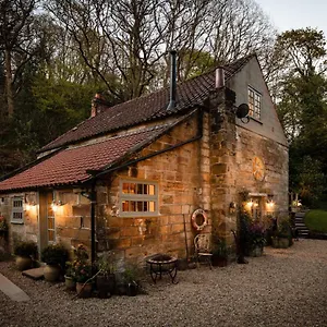  Holiday home Larpool Mill